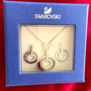 SWAROVSKI SILVER NECKLACE AND EARRINGS SET
